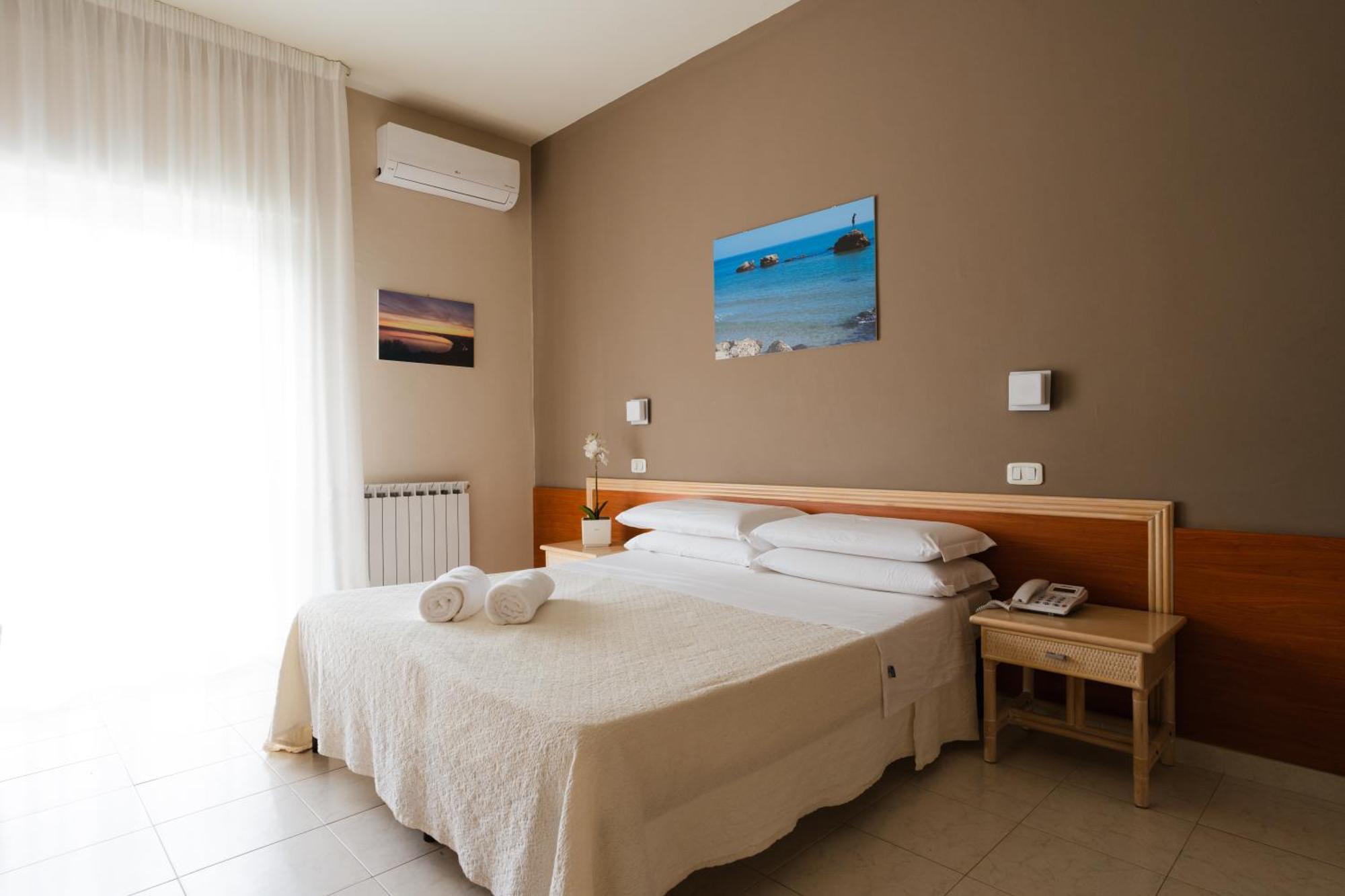 Hotel Holiday Vasto Buitenkant foto