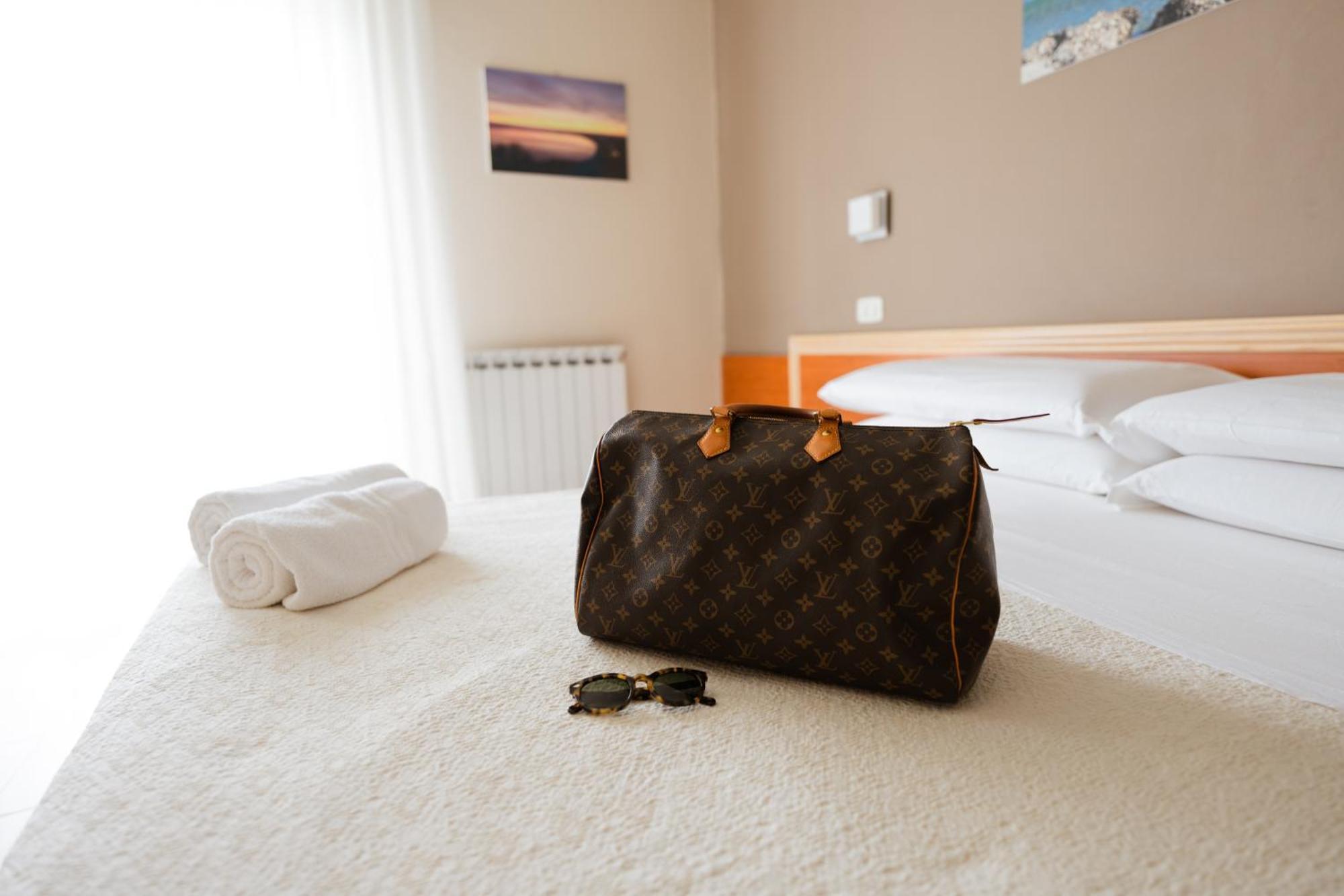 Hotel Holiday Vasto Buitenkant foto