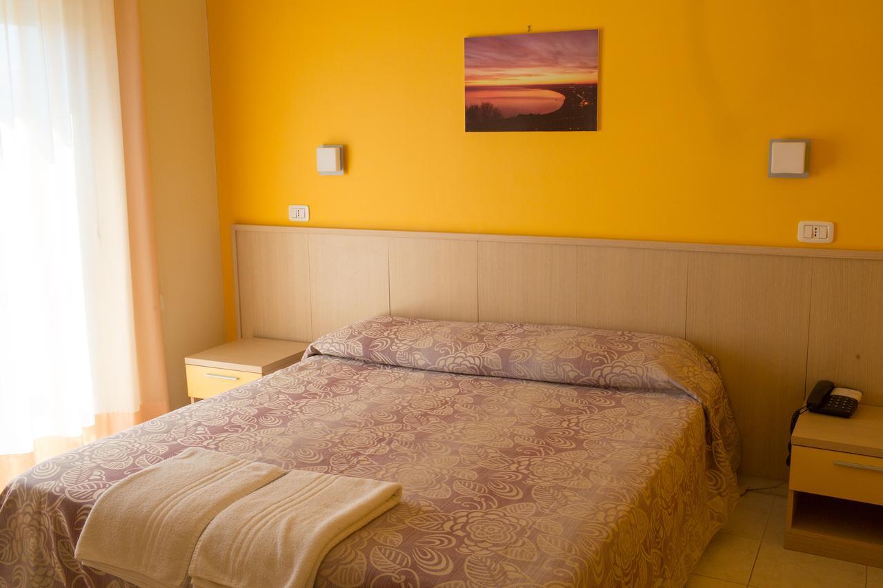 Hotel Holiday Vasto Buitenkant foto