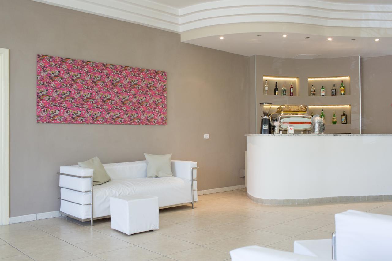 Hotel Holiday Vasto Buitenkant foto